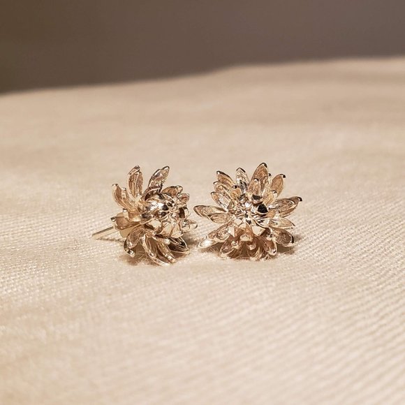 Alex Monroe Chrysanthemum Flower Stud Earrings - Picture 3 of 8